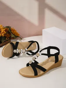 Detailansicht der Damen-Keilsandalen mit Perlen- und Goldrosen-Perlendekorationen.