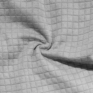 Detaillierte Nahaufnahme der weichen grauen Karo-Stoffstruktur für Herren-Sommershorts