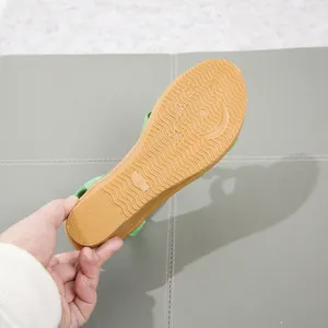 Detaillierte Makroaufnahme der rutschfesten Gummisohle für Damen-Keilsandaletten mit Mondmuster
