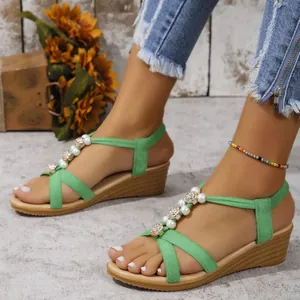 Grüne Retro-Keilsandalen für Damen mit eleganten Perlen- und Perlenverzierungen