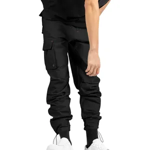 Vue détaillée du pantalon cargo tissé noir pour hommes avec poches et ourlet élastiqué.