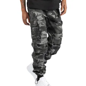 Vue détaillée d'un pantalon cargo camouflage gris pour homme avec poches et chevilles