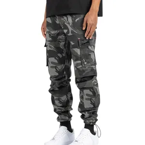 Vue détaillée du pantalon cargo camouflage gris pour hommes avec poches multiples et chevilles