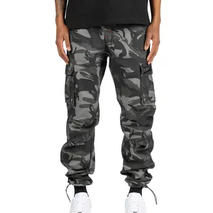 Détail d'un pantalon cargo camouflage pour homme avec poches et cordon réglable