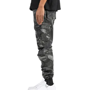 Détail latéral du pantalon cargo camouflage gris pour homme avec cordon