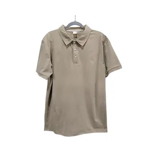 Vorderansicht eines klassischen khakifarbenen Kurzarm-Poloshirts an einem grauen Kleiderbügel.
