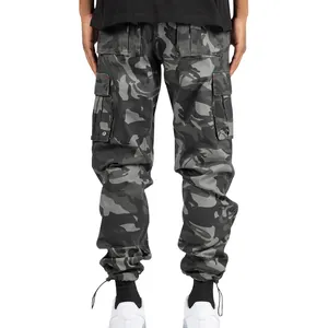 Vue arrière détaillée d'un pantalon cargo camouflage gris pour homme avec cordons