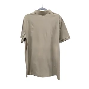 Rückansicht eines khakifarbenen Herren-Kurzarm-Poloshirts mit flachem Reverskragen