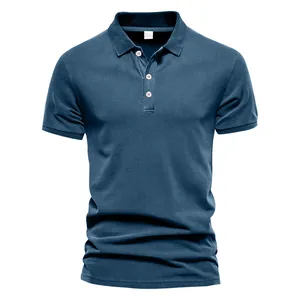 Detaillierte Frontansicht eines dunkelblauen Herren-Poloshirts mit strukturierter Baumwolle