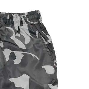 Détail du pantalon cargo tissé pour homme avec taille élastique et motif camouflage