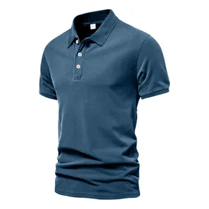 Detaillierte Dreiviertelansicht eines dunkelblauen Herren-Poloshirts mit kurzen Ärmeln.