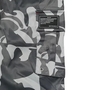 Vue détaillée du pantalon cargo camouflage pour homme avec poche latérale et étiquette