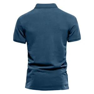 Rückansicht eines klassischen dunkelblauen Kurzarm-Poloshirts für Herren aus Twill