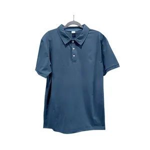 Detailansicht eines dunkelgrünen Herren-Kurzarm-Polohemds mit Reverskragen aus Twill.