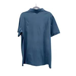 Detaillierte Rückansicht eines dunkelblauen Kurzarm-Poloshirts an einem grauen Kleiderbügel