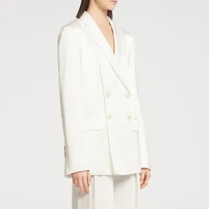 Elegante blazer doppiopetto in raso bianco con bottoni in resina ecologica di alta qualità.