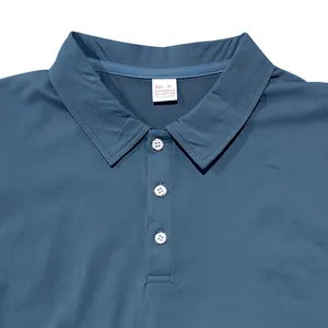 Detailaufnahme des blauen Twill-Poloshirts mit Kragen und die Drei-Knopf-Leiste