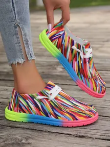 Detailaufnahme bunter Regenbogen-Canvas-Slipper mit ethnischem Schnürdesign für Damen