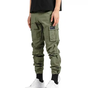 Vue détaillée d'un pantalon cargo vert olive avec plusieurs poches et ourlets