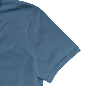 Detailansicht von Ärmel und Schulter eines blauen Herren-Poloshirts mit Köperbindung