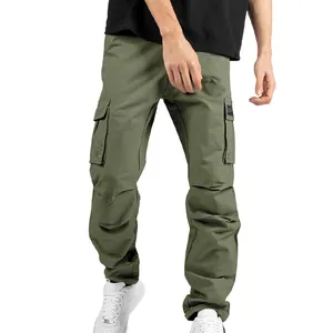 Gros plan détaillé du pantalon cargo vert olive pour homme avec plusieurs poches pratiques