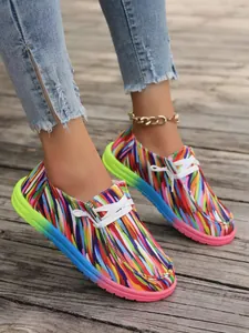 Bunte Segeltuch-Loafer für Damen mit Pinselstrichmuster und lebhaften Farbverlauf-Sohlen.