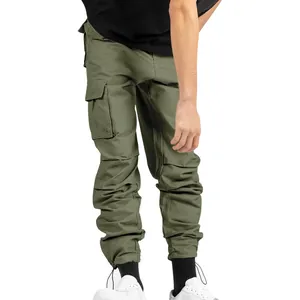 Vue détaillée du pantalon cargo vert olive avec poches multiples et ourlet ajustable serré.