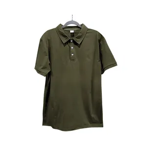 Detailaufnahme eines olivgrünen Herren-Poloshirts aus Twill mit Revers und Knöpfen