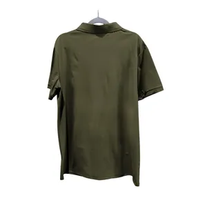 Detaillierte Rückansicht eines olivgrünen Herren-Poloshirts auf weißem Hintergrund.