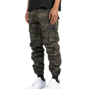 Vue détaillée du pantalon cargo camouflage pour hommes avec poches latérales.