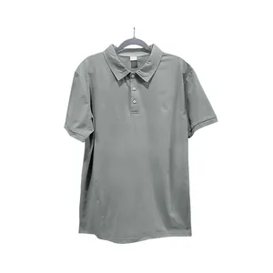 Detailansicht eines grauen Kurzarm-Poloshirts mit klassischem Kragen und Knöpfen.