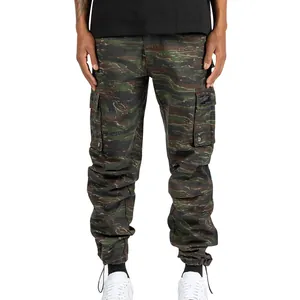 Vue détaillée d'un pantalon cargo homme avec camouflage rayures de tigre et poches