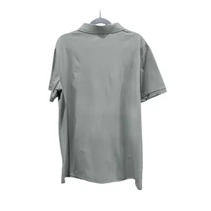 Rückansicht eines klassischen grauen Herren-Poloshirts mit stilvollem Reverskragen.