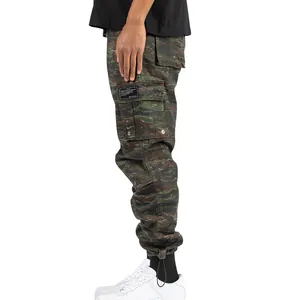 Vue latérale du pantalon cargo camouflage rayures de tigre pour hommes