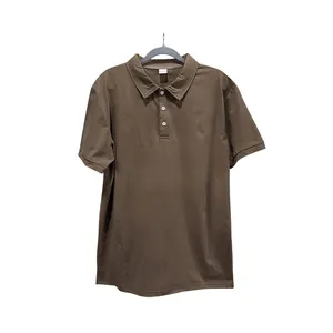 Vorderansicht eines braunen Herren-Poloshirts mit kurzen Ärmeln und weißen Knöpfen
