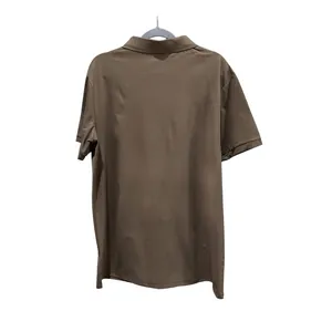 Rückansicht eines braunen Herren-Poloshirts mit klassischem Kragen und strukturiertem Stoff.
