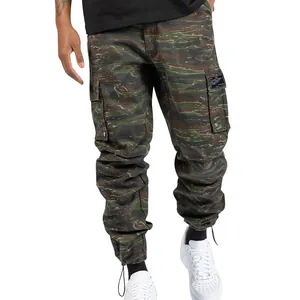 Pantalon cargo camouflage pour hommes avec design multipoches et style jogging à cordon.