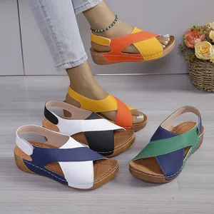 Detailansicht der Keilsandalen mit Klettverschluss und weißen Kontrastnähten