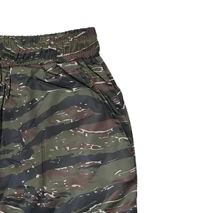 Détail de près d'un pantalon cargo pour homme avec camouflage tigre et taille élastique