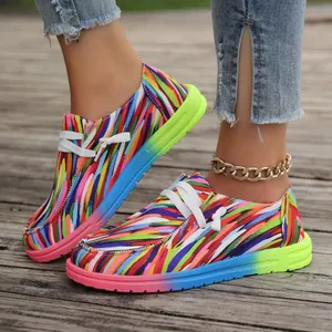 Lebendige bunte Canvas-Loafer für Damen mit Regenbogenstreifen und Farbverlaufsohle