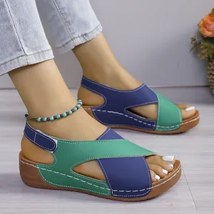 Seitenansicht von Keilsandalen für Damen mit modernem blau-grünem Color-Blocking-Design