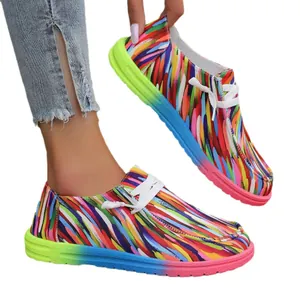 Bunte Canvas-Loafer für Damen mit Ethno-Muster, Schnürung und Sohle mit Farbverlauf.