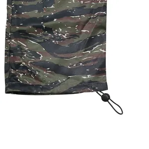 Gros plan sur l'ourlet réglable avec cordon de serrage du pantalon camouflage