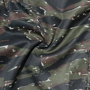 Gros plan détaillé du tissu tissé camouflage à rayures de tigre pour pantalons cargo