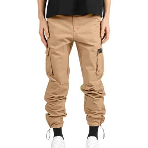 Pantalon cargo homme kaki avec poches multiples et ourlets à cordon.