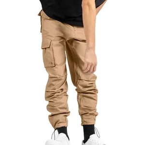 Vue détaillée du pantalon cargo kaki avec poches multiples en tissu résistant.