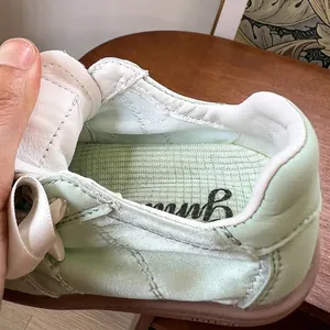 Baskets d'entraînement allemandes vert menthe pour enfants avec semelles souples.