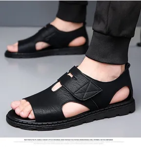 Vue détaillée des sandales romaines en cuir pour hommes, respirantes et noires chic.