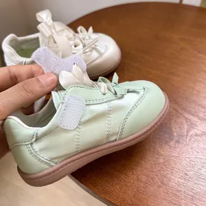 Baskets souples pour bébé en vert pastel et blanc cassé avec bandes velcro