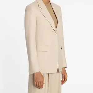 Hochwertige umweltfreundliche Harzknöpfe an einem minimalistischen beigen Blazer